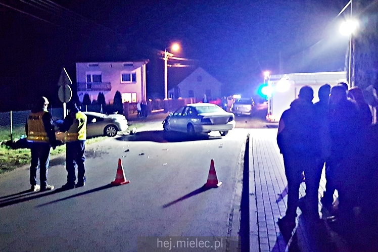 Wypadek w Podleszanach. Droga powiatowa zablokowana