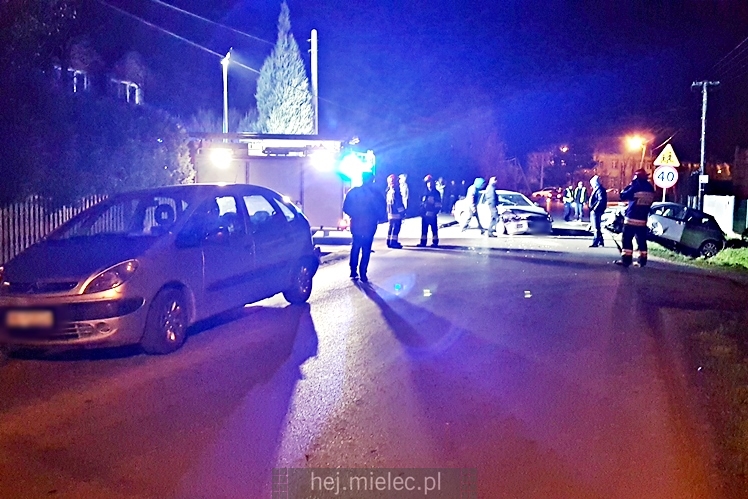 Wypadek w Podleszanach. Droga powiatowa zablokowana