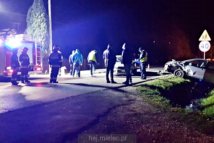 Wypadek w Podleszanach. Droga powiatowa zablokowana