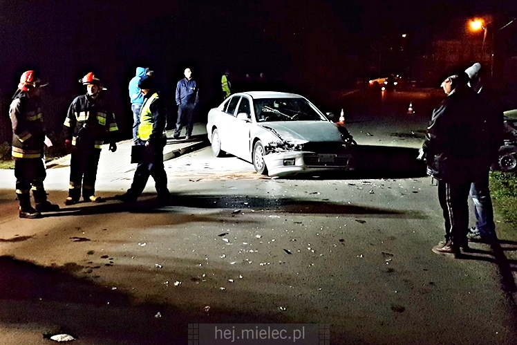 Wypadek w Podleszanach. Droga powiatowa zablokowana
