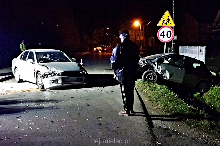 Wypadek w Podleszanach. Droga powiatowa zablokowana