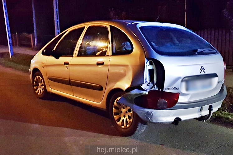 Wypadek w Podleszanach. Droga powiatowa zablokowana