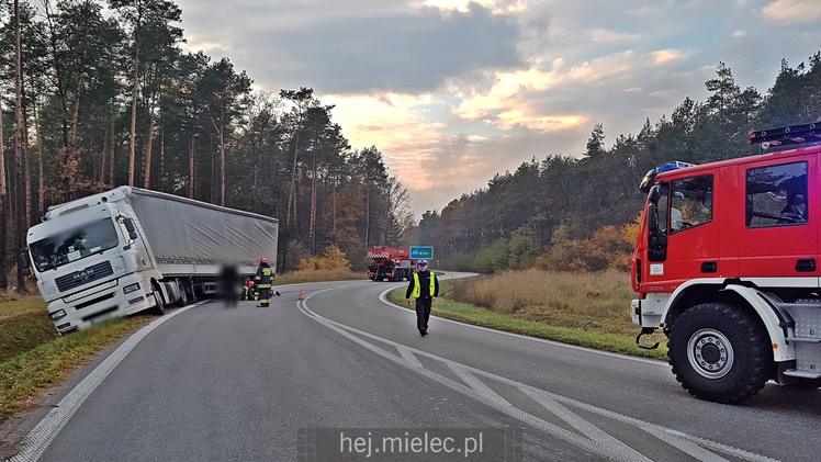 Blisko wywrotki ciężarówki przy obwodnicy