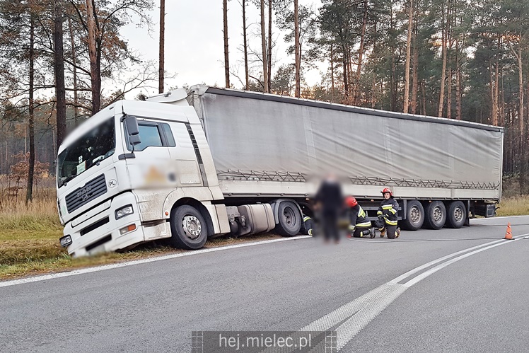 Blisko wywrotki ciężarówki przy obwodnicy