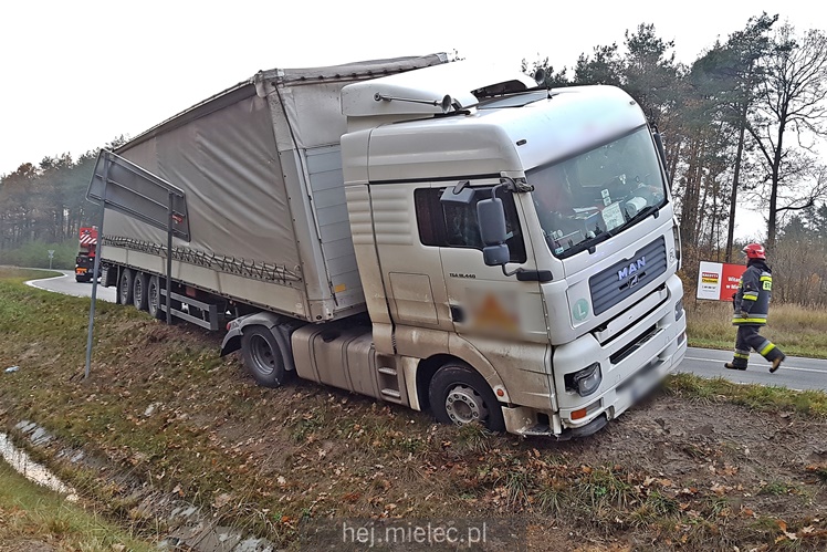 Blisko wywrotki ciężarówki przy obwodnicy