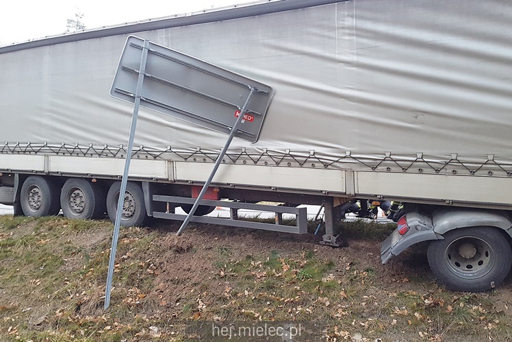 Blisko wywrotki ciężarówki przy obwodnicy