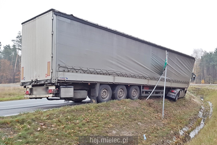 Blisko wywrotki ciężarówki przy obwodnicy