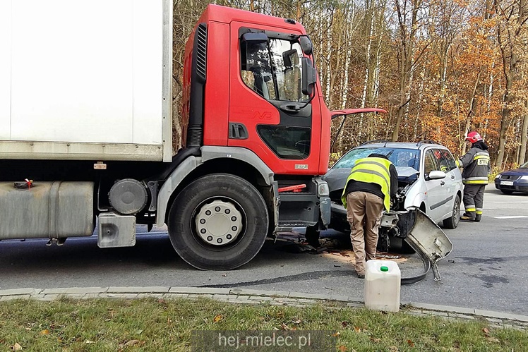 Zderzenie trzech pojazdów na Wolności! Utrudnienia!