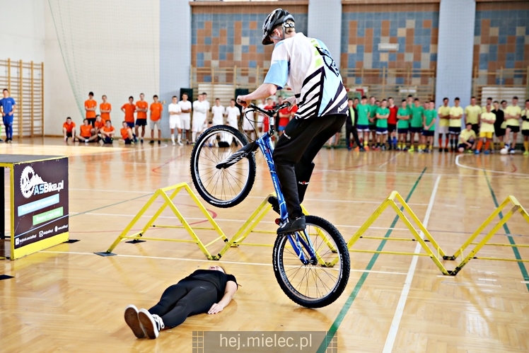 FOOTBAL CHALLENGE - inauguracja projektu #LEPIEJ GRAĆ NIŻ ĆPAĆ!