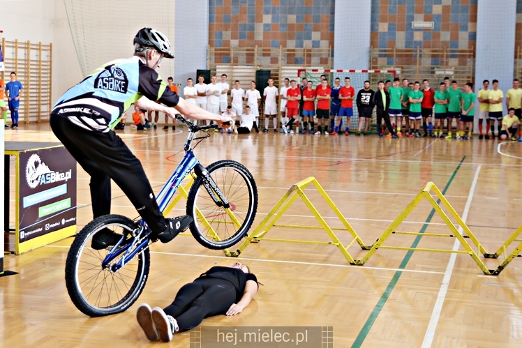 FOOTBAL CHALLENGE - inauguracja projektu #LEPIEJ GRAĆ NIŻ ĆPAĆ!