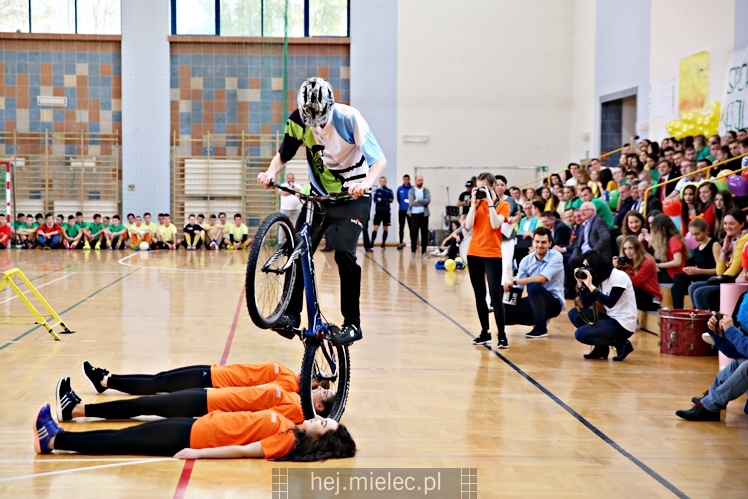 FOOTBAL CHALLENGE - inauguracja projektu #LEPIEJ GRAĆ NIŻ ĆPAĆ!
