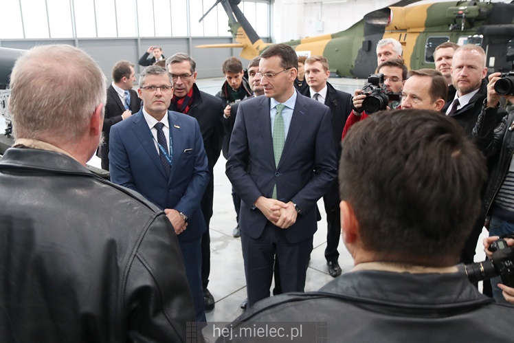 Wicepremier Mateusz Morawiecki oglądał PZL Mielec, w tle sprawa śmigłowców dla wojska