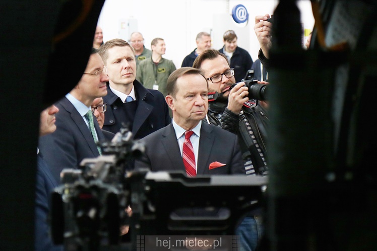 Wicepremier Mateusz Morawiecki oglądał PZL Mielec, w tle sprawa śmigłowców dla wojska