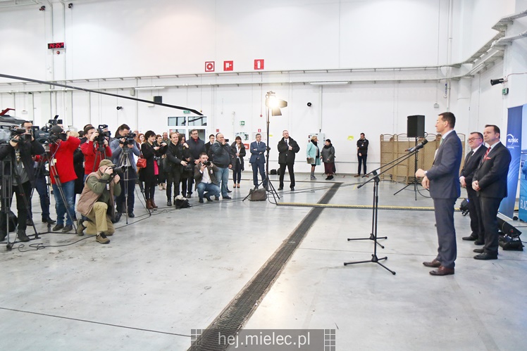 Wicepremier Mateusz Morawiecki oglądał PZL Mielec, w tle sprawa śmigłowców dla wojska