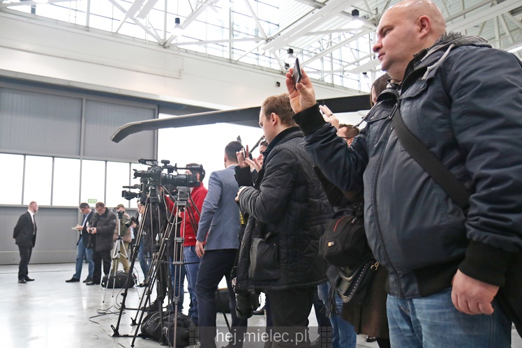 Wicepremier Mateusz Morawiecki oglądał PZL Mielec, w tle sprawa śmigłowców dla wojska