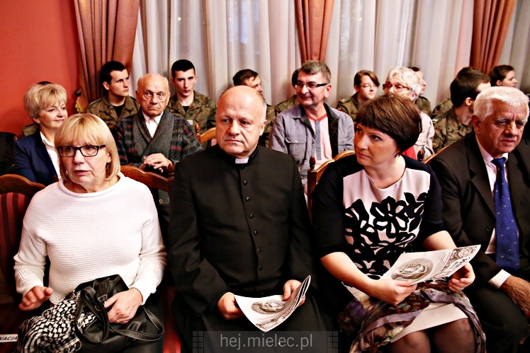 Wręczenie medali oraz statuetek ?PIECZĘĆ ZASŁUG OBYWATELSKICH? i śpiewanki historyczne