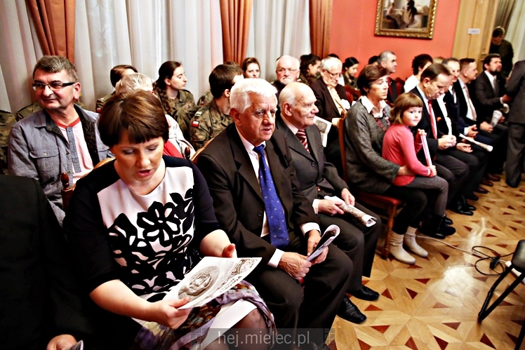 Wręczenie medali oraz statuetek ?PIECZĘĆ ZASŁUG OBYWATELSKICH? i śpiewanki historyczne