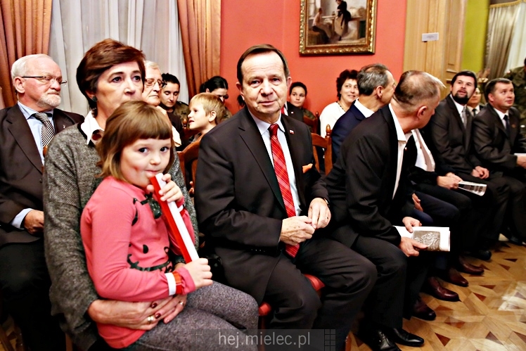 Wręczenie medali oraz statuetek ?PIECZĘĆ ZASŁUG OBYWATELSKICH? i śpiewanki historyczne