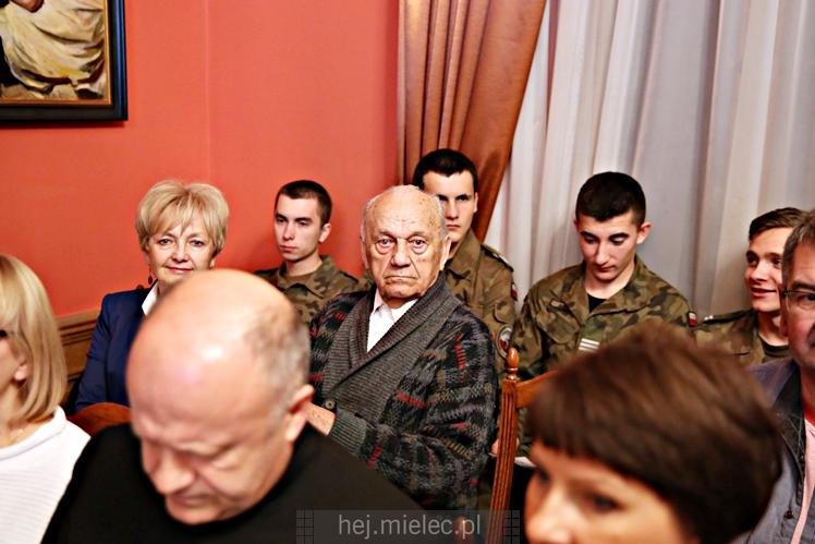 Wręczenie medali oraz statuetek ?PIECZĘĆ ZASŁUG OBYWATELSKICH? i śpiewanki historyczne