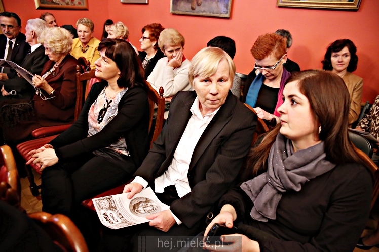 Wręczenie medali oraz statuetek ?PIECZĘĆ ZASŁUG OBYWATELSKICH? i śpiewanki historyczne