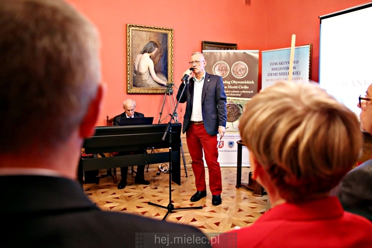 Wręczenie medali oraz statuetek ?PIECZĘĆ ZASŁUG OBYWATELSKICH? i śpiewanki historyczne