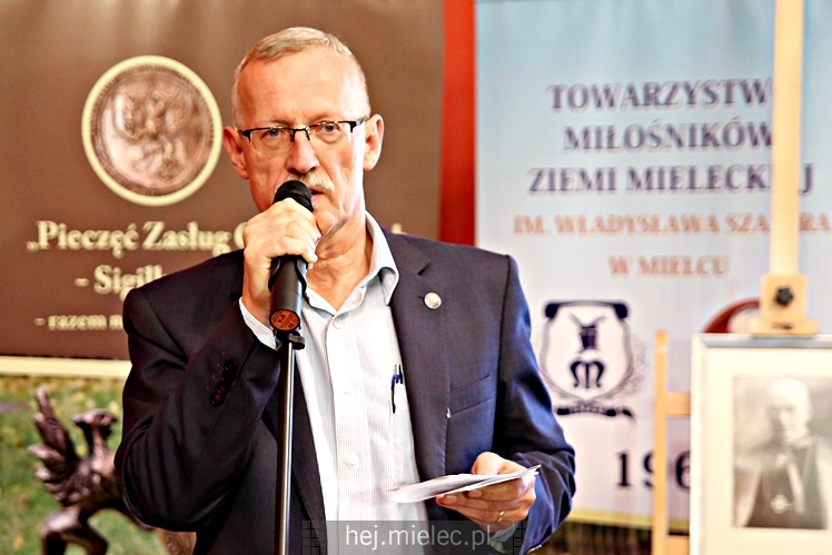 Wręczenie medali oraz statuetek ?PIECZĘĆ ZASŁUG OBYWATELSKICH? i śpiewanki historyczne