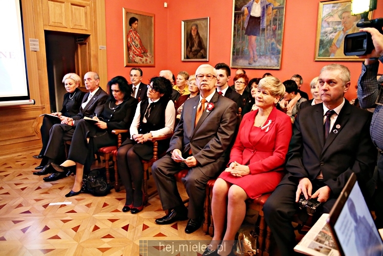 Wręczenie medali oraz statuetek ?PIECZĘĆ ZASŁUG OBYWATELSKICH? i śpiewanki historyczne