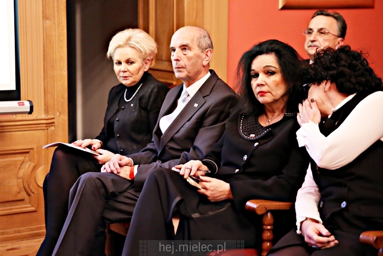 Wręczenie medali oraz statuetek ?PIECZĘĆ ZASŁUG OBYWATELSKICH? i śpiewanki historyczne