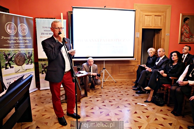 Wręczenie medali oraz statuetek ?PIECZĘĆ ZASŁUG OBYWATELSKICH? i śpiewanki historyczne