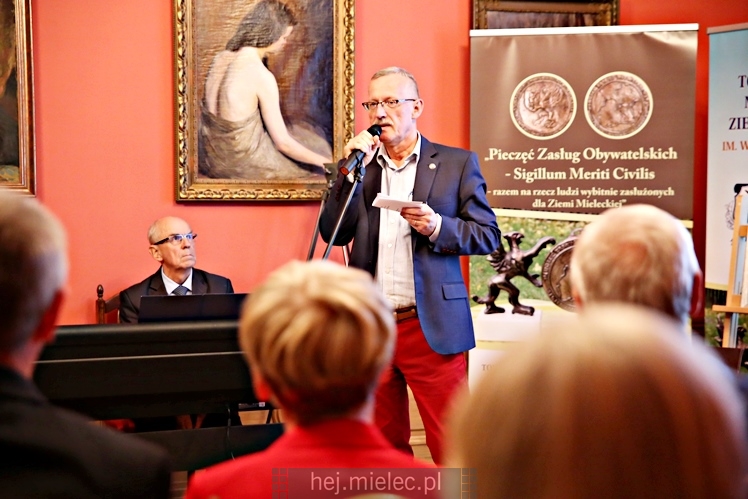 Wręczenie medali oraz statuetek ?PIECZĘĆ ZASŁUG OBYWATELSKICH? i śpiewanki historyczne