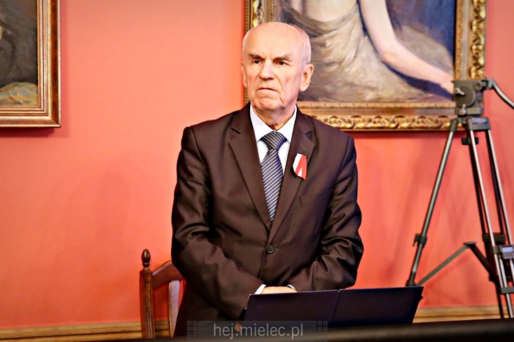 Wręczenie medali oraz statuetek ?PIECZĘĆ ZASŁUG OBYWATELSKICH? i śpiewanki historyczne