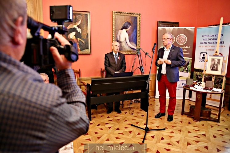 Wręczenie medali oraz statuetek ?PIECZĘĆ ZASŁUG OBYWATELSKICH? i śpiewanki historyczne