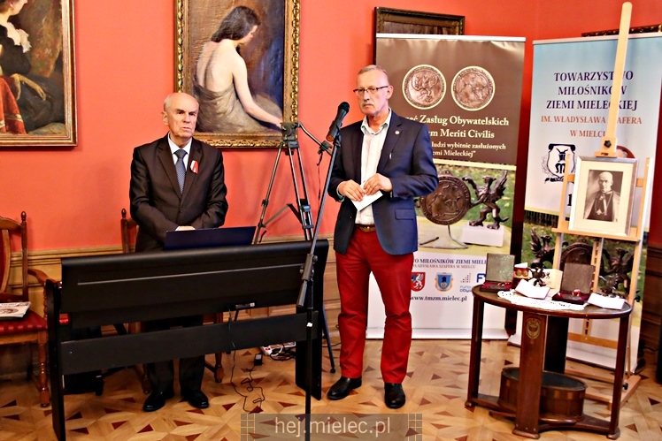 Wręczenie medali oraz statuetek ?PIECZĘĆ ZASŁUG OBYWATELSKICH? i śpiewanki historyczne