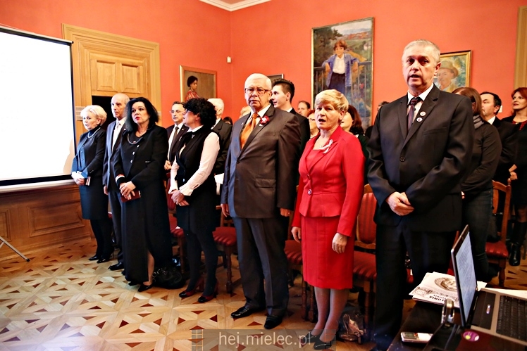 Wręczenie medali oraz statuetek ?PIECZĘĆ ZASŁUG OBYWATELSKICH? i śpiewanki historyczne