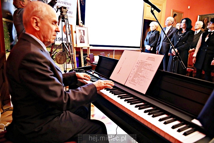 Wręczenie medali oraz statuetek ?PIECZĘĆ ZASŁUG OBYWATELSKICH? i śpiewanki historyczne