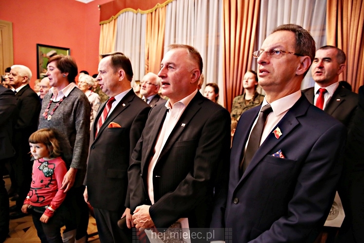 Wręczenie medali oraz statuetek ?PIECZĘĆ ZASŁUG OBYWATELSKICH? i śpiewanki historyczne