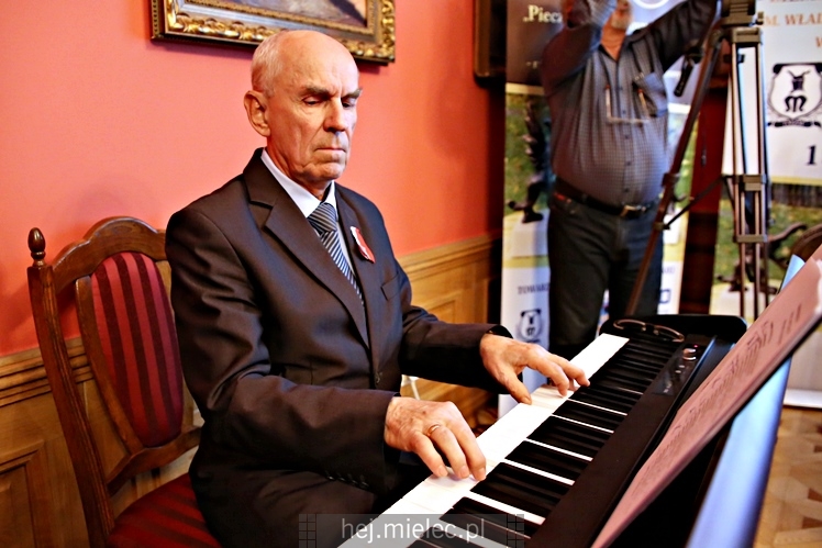 Wręczenie medali oraz statuetek ?PIECZĘĆ ZASŁUG OBYWATELSKICH? i śpiewanki historyczne