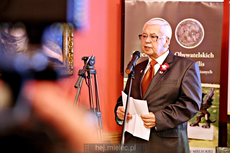 Wręczenie medali oraz statuetek ?PIECZĘĆ ZASŁUG OBYWATELSKICH? i śpiewanki historyczne