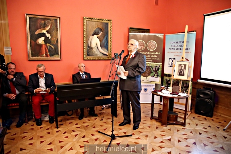 Wręczenie medali oraz statuetek ?PIECZĘĆ ZASŁUG OBYWATELSKICH? i śpiewanki historyczne