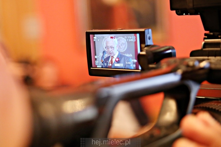 Wręczenie medali oraz statuetek ?PIECZĘĆ ZASŁUG OBYWATELSKICH? i śpiewanki historyczne