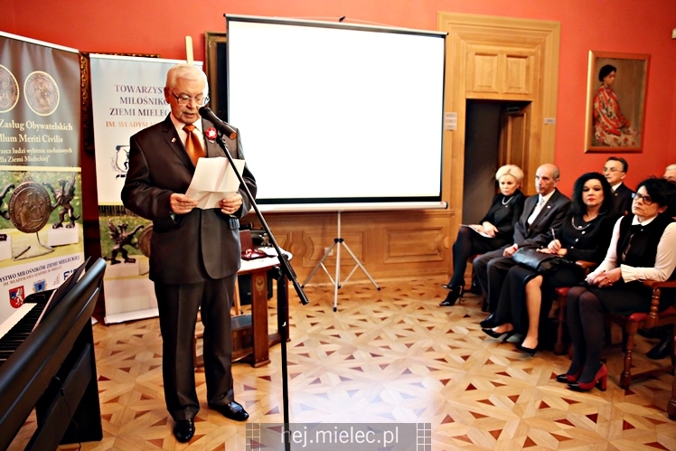 Wręczenie medali oraz statuetek ?PIECZĘĆ ZASŁUG OBYWATELSKICH? i śpiewanki historyczne