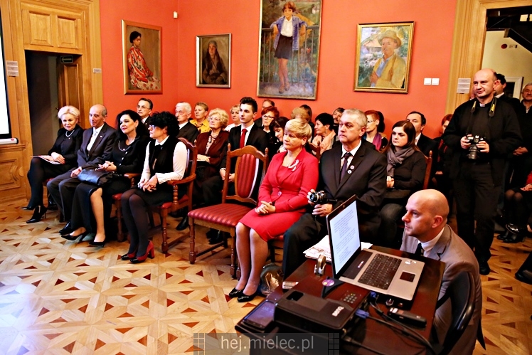 Wręczenie medali oraz statuetek ?PIECZĘĆ ZASŁUG OBYWATELSKICH? i śpiewanki historyczne