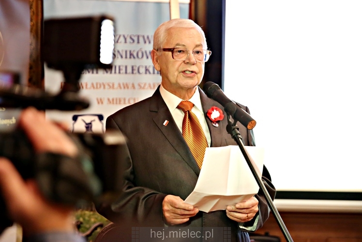 Wręczenie medali oraz statuetek ?PIECZĘĆ ZASŁUG OBYWATELSKICH? i śpiewanki historyczne