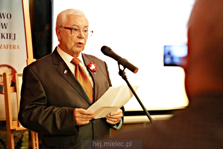 Wręczenie medali oraz statuetek ?PIECZĘĆ ZASŁUG OBYWATELSKICH? i śpiewanki historyczne