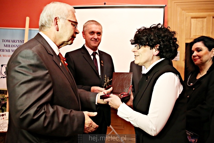 Wręczenie medali oraz statuetek ?PIECZĘĆ ZASŁUG OBYWATELSKICH? i śpiewanki historyczne
