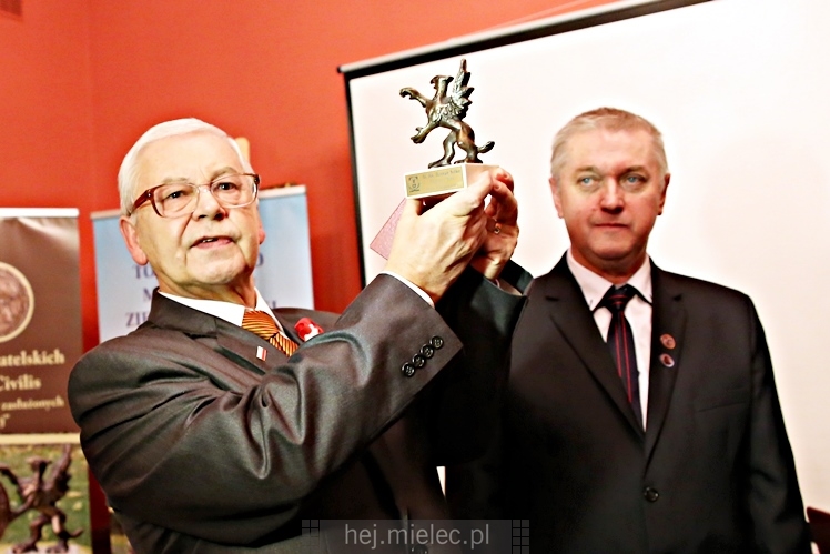 Wręczenie medali oraz statuetek ?PIECZĘĆ ZASŁUG OBYWATELSKICH? i śpiewanki historyczne