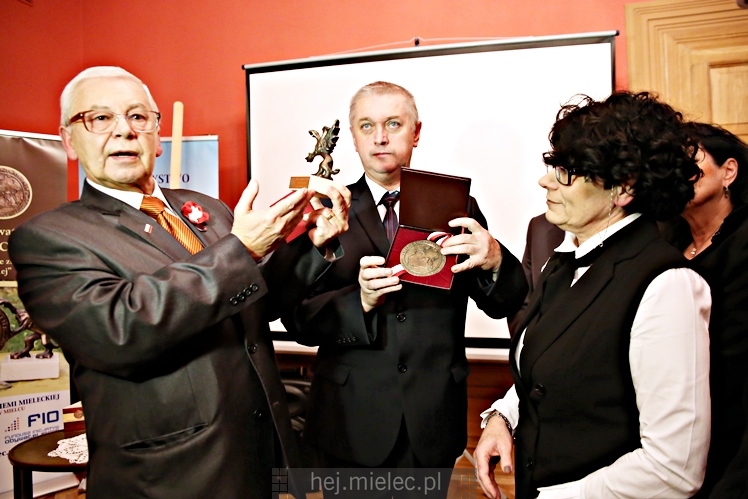 Wręczenie medali oraz statuetek ?PIECZĘĆ ZASŁUG OBYWATELSKICH? i śpiewanki historyczne