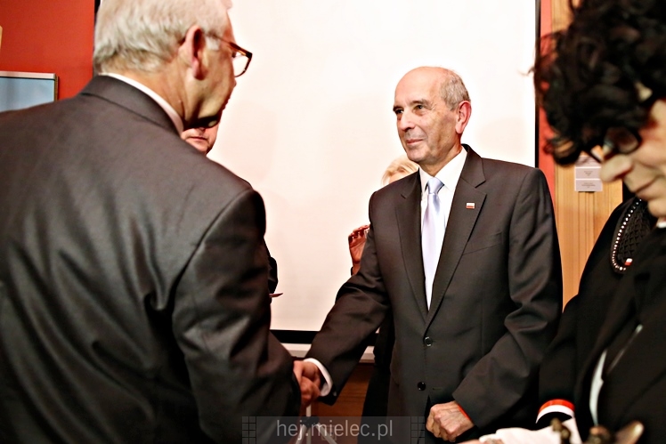 Wręczenie medali oraz statuetek ?PIECZĘĆ ZASŁUG OBYWATELSKICH? i śpiewanki historyczne