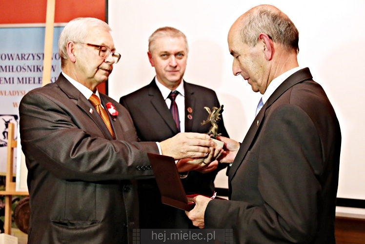 Wręczenie medali oraz statuetek ?PIECZĘĆ ZASŁUG OBYWATELSKICH? i śpiewanki historyczne