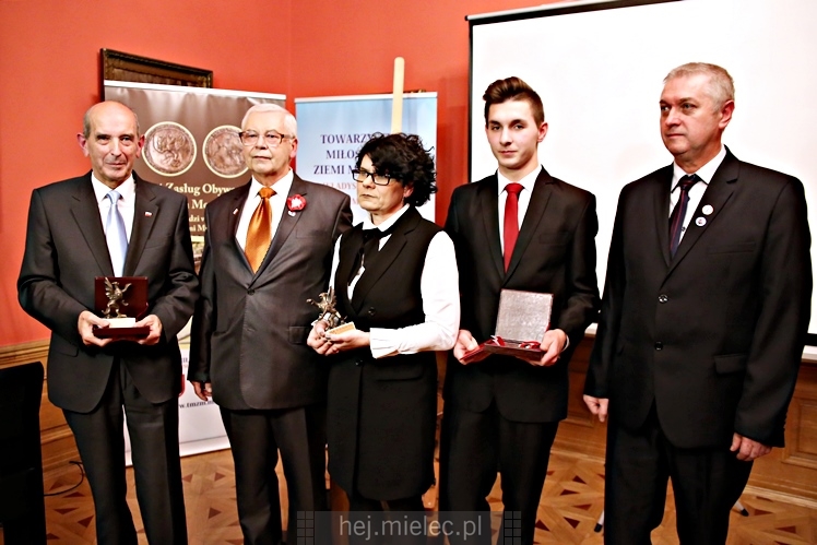 Wręczenie medali oraz statuetek ?PIECZĘĆ ZASŁUG OBYWATELSKICH? i śpiewanki historyczne